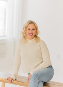 Jenn smiles while sitting on a bench. She is a friendly trauma therapist in Ohio who provides online therapy in Kentucky and specializes in PTSD treatment and virtual care across Ohio. 